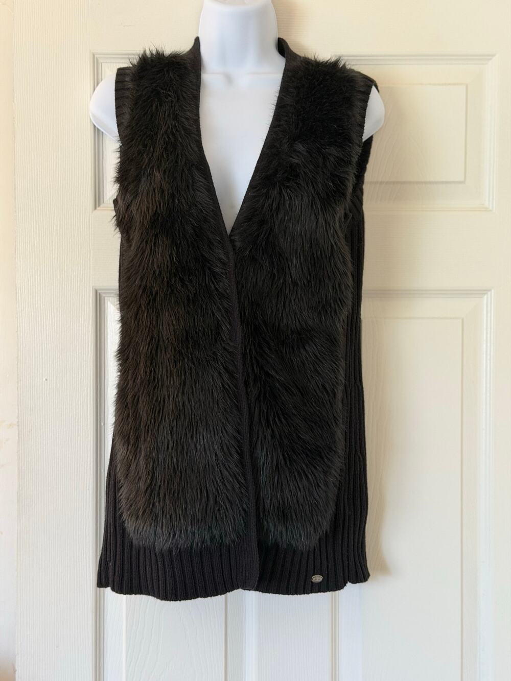 GUESS Women’s Medium Black Faux Fur Ribbed Knit Open Front Vest